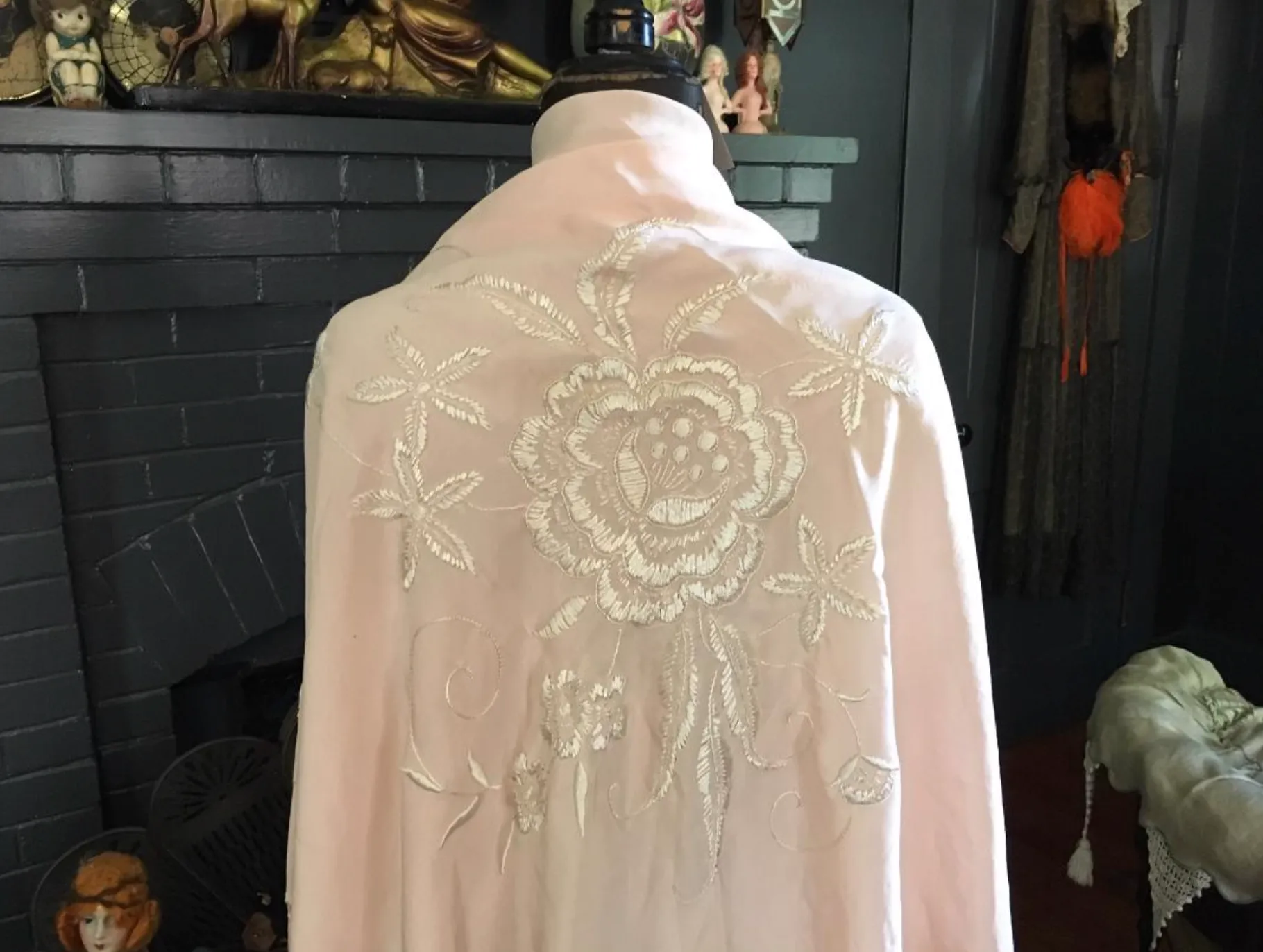 New Arrival Stunning 1920's Stunning Peach Piano Shawl