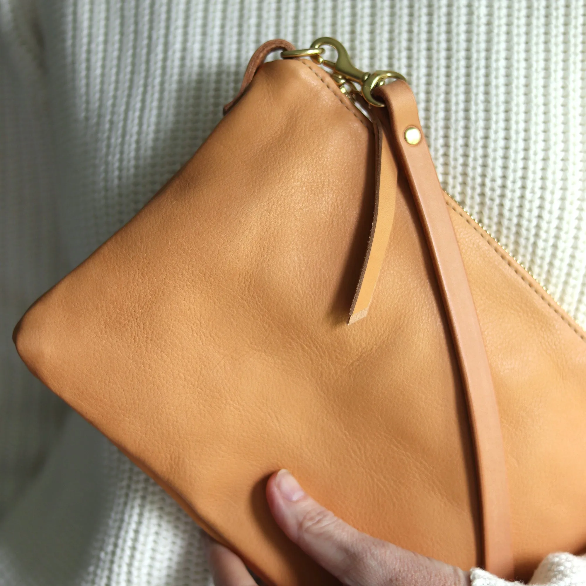 Small Leather Crossbody Clutch Bag - Beige Pebble