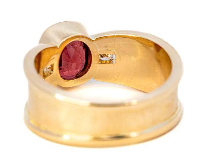 Stunning 18ct Yellow Gold 3-Stone Garnet & Diamond Ring