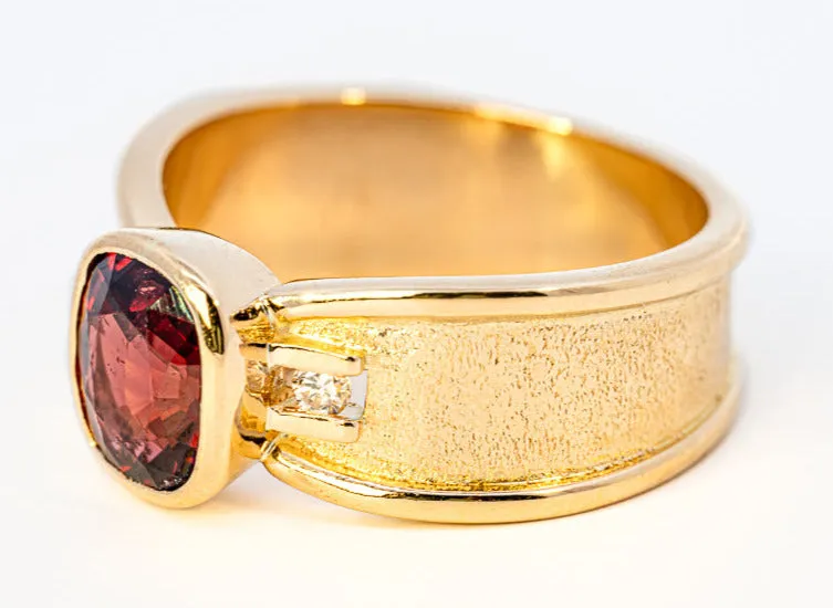 Stunning 18ct Yellow Gold 3-Stone Garnet & Diamond Ring