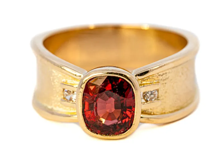 Stunning 18ct Yellow Gold 3-Stone Garnet & Diamond Ring