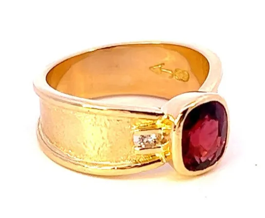 Stunning 18ct Yellow Gold 3-Stone Garnet & Diamond Ring