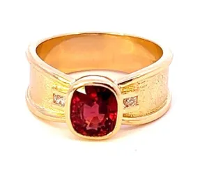 Stunning 18ct Yellow Gold 3-Stone Garnet & Diamond Ring