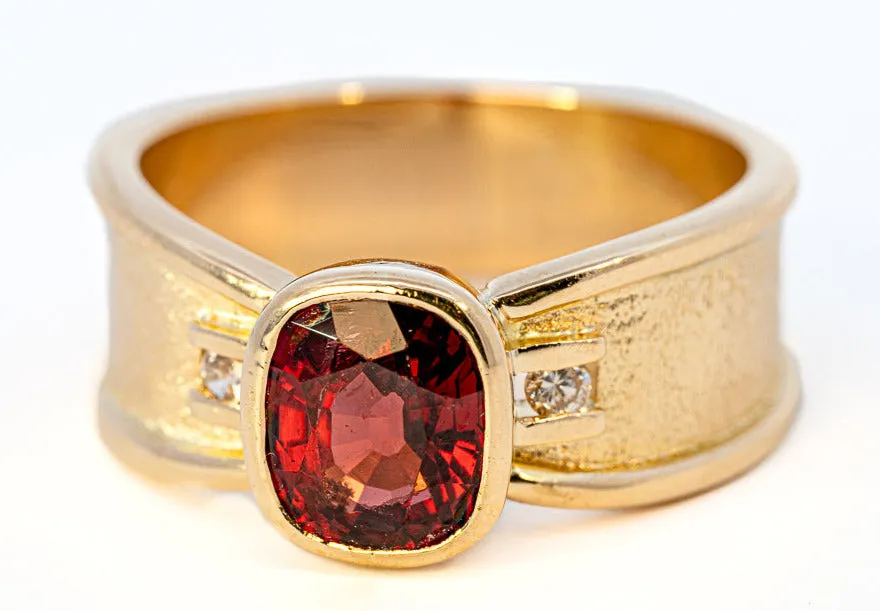 Stunning 18ct Yellow Gold 3-Stone Garnet & Diamond Ring