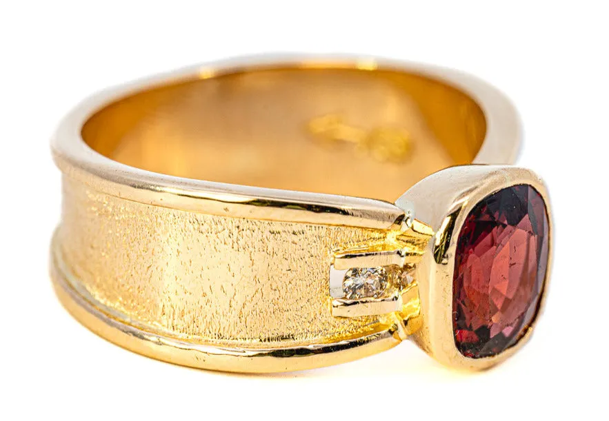 Stunning 18ct Yellow Gold 3-Stone Garnet & Diamond Ring