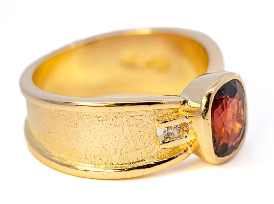 Stunning 18ct Yellow Gold 3-Stone Garnet & Diamond Ring