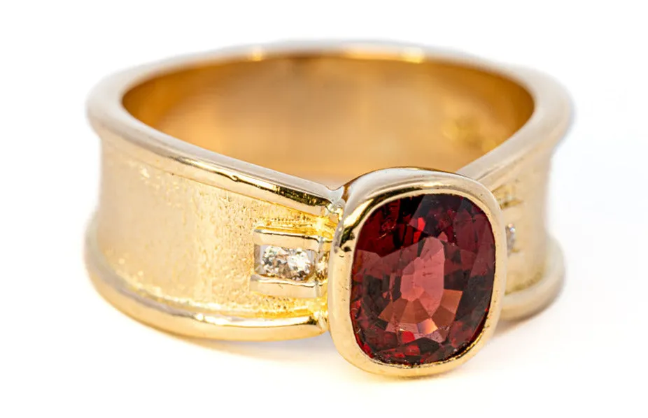 Stunning 18ct Yellow Gold 3-Stone Garnet & Diamond Ring