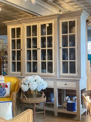 Stunning Display Cabinet/Hutch