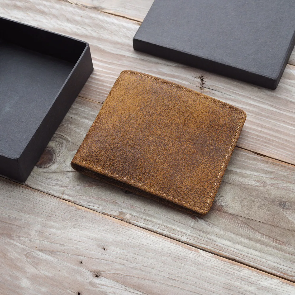 William Classic Wallet (Distressed Tan)